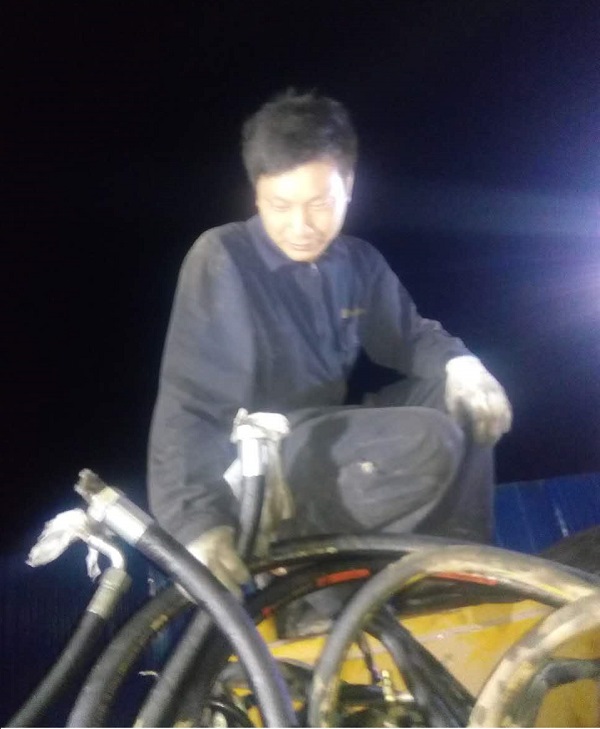 MK网道路服务正在检修故障中的压路机 MK网道路服务正在检修故障中的压路机