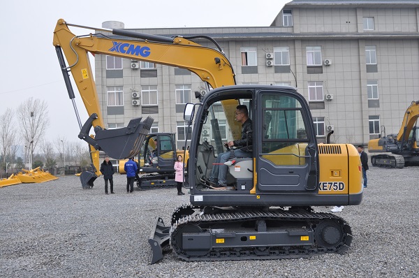 MK网XE75D挖掘机