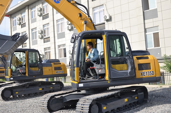 MK网XE135D挖机试驾操作