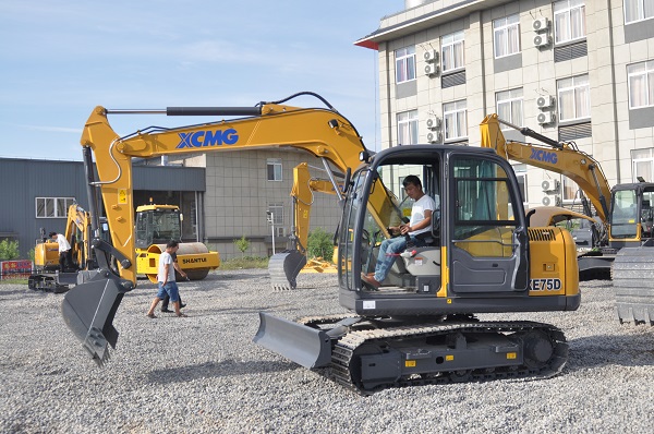 MK网XE75D挖机试驾