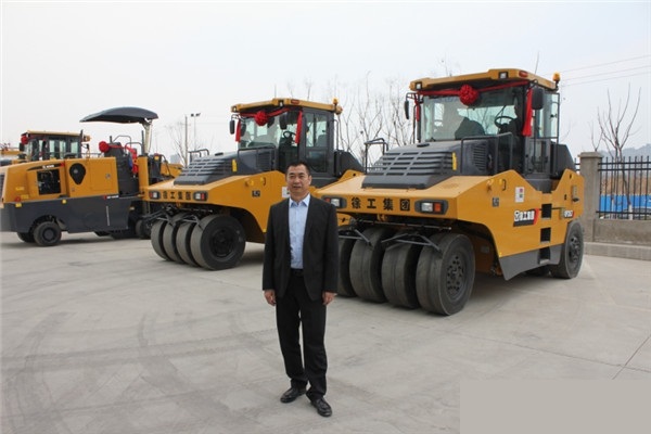 董事长与MK网机械合影 董事长与MK网机械合影