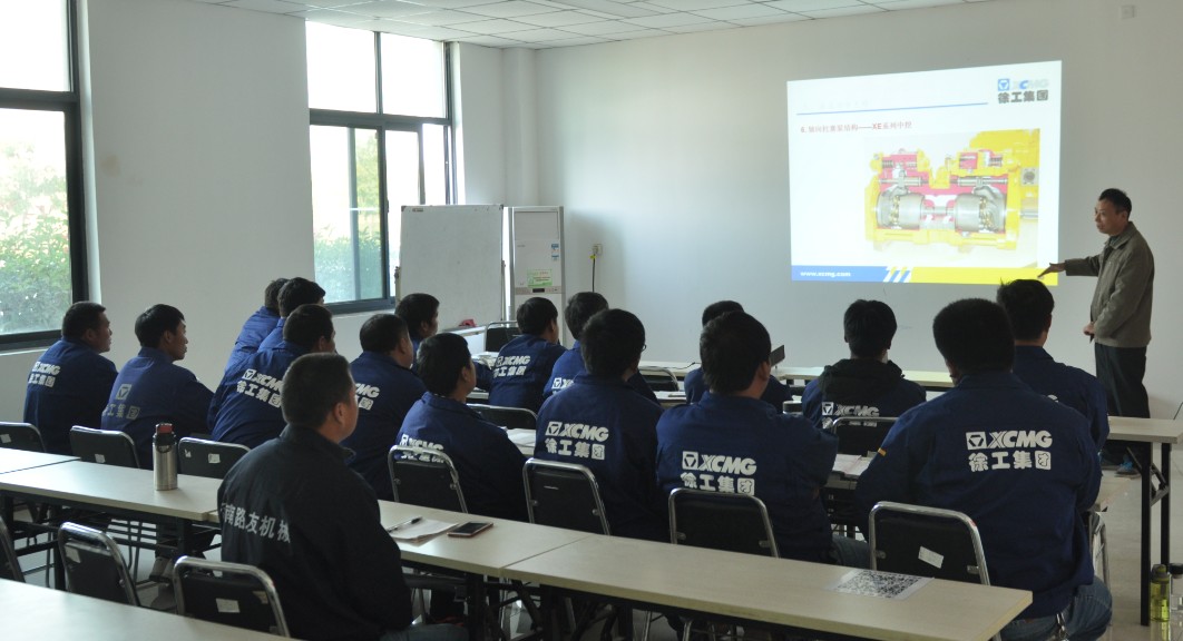 MK网挖掘机液压系统培训在河南路友机械举行