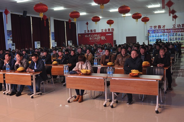 河南MK网挖机订货会现场