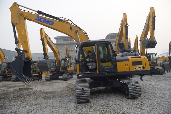 MK网XE215D挖机试驾