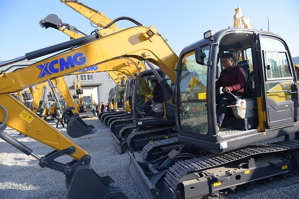 MK网挖机试车中