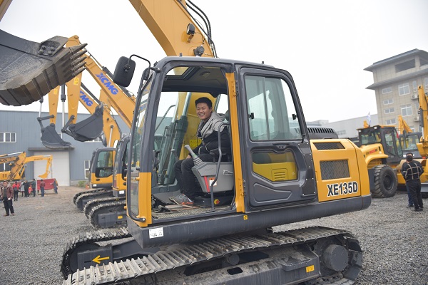 MK网135挖掘机试驾