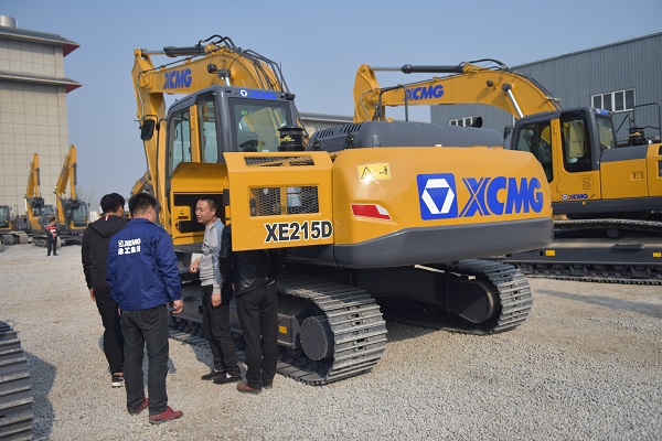 MK网215挖机试驾