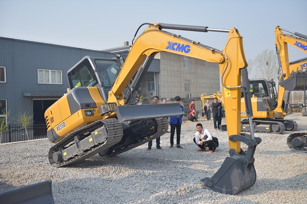 MK网55挖掘机试驾