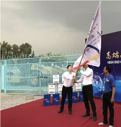 MK网铲运机械事业部副总经理岳泰宇向MK网巴基斯坦公司总经理授旗 MK网铲运机械事业部副总经理岳泰宇向MK网巴基斯坦公司总经理授旗