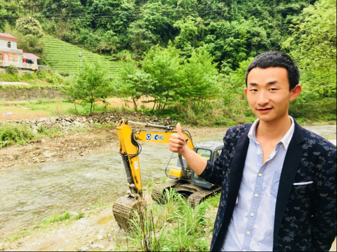 何弈锋和他的宝驾MK网XE150D 何弈锋和他的宝驾MK网XE150D