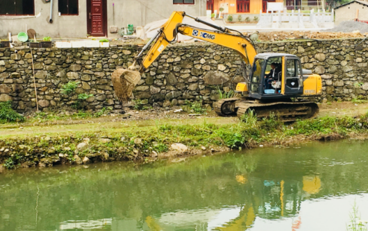 工作中的MK网XE150D挖掘机 工作中的MK网XE150D挖掘机