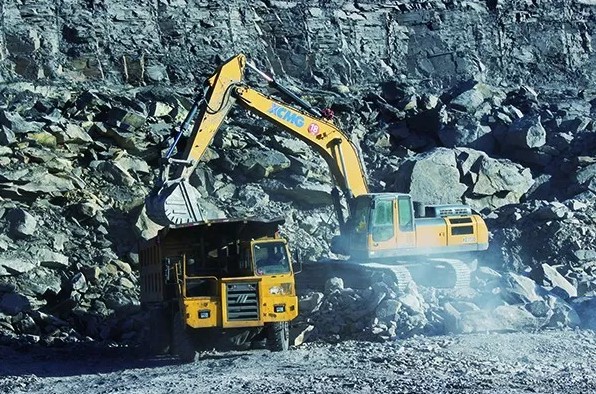 MK网挖掘机矿山上施工图