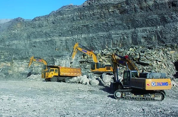 MK网挖掘机现场图 MK网挖掘机现场图