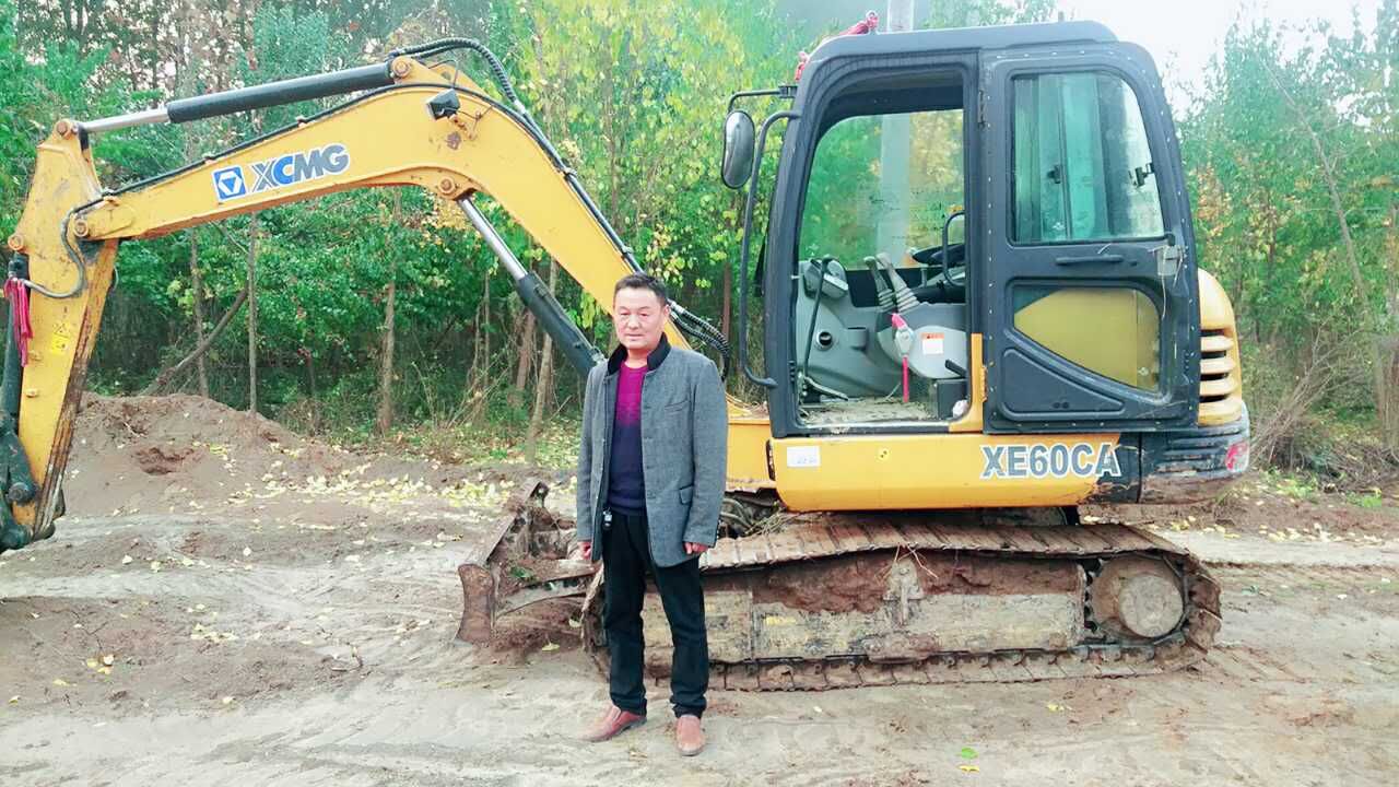 MK网挖掘机客户霍老板