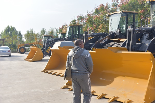 埃及客户考察MK网装载机设备