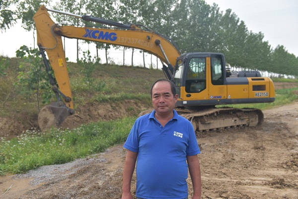 秦老板与他的MK网挖机合影