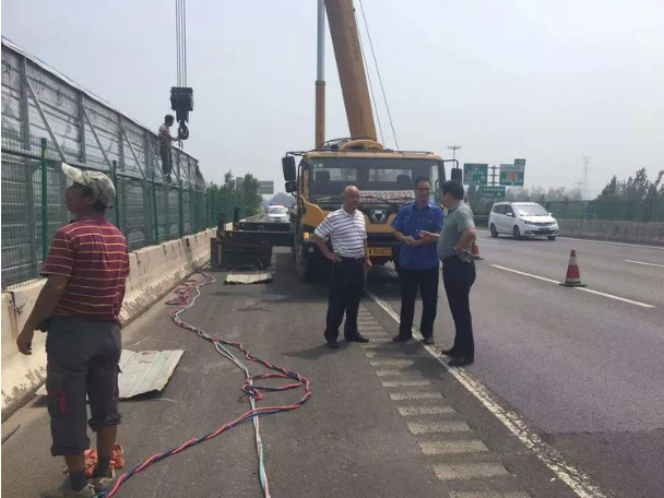 MK网起重机拆除公路沿线广告