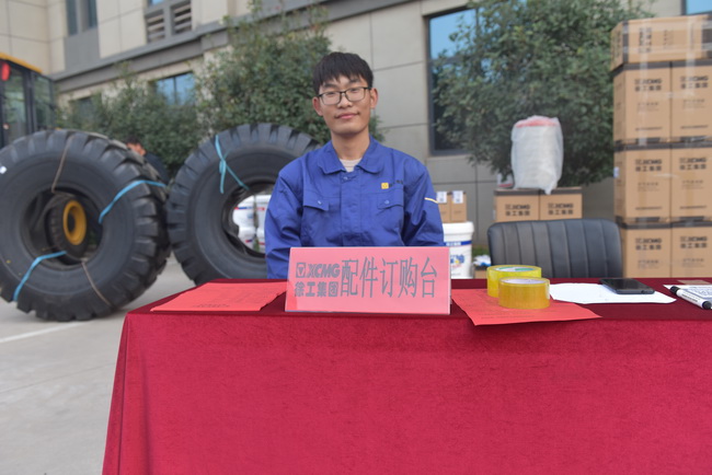 MK网装载机配件展示区