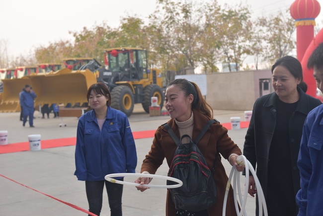 MK网装载机客户参与游戏活动