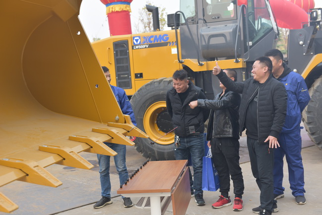 MK网装载机穿螺丝