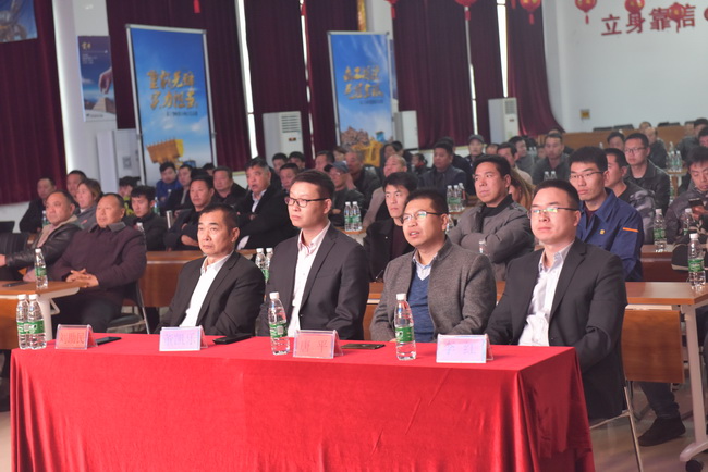 MK网大吨位装载机侠客行河南站开幕式暨高端产品推介会现场