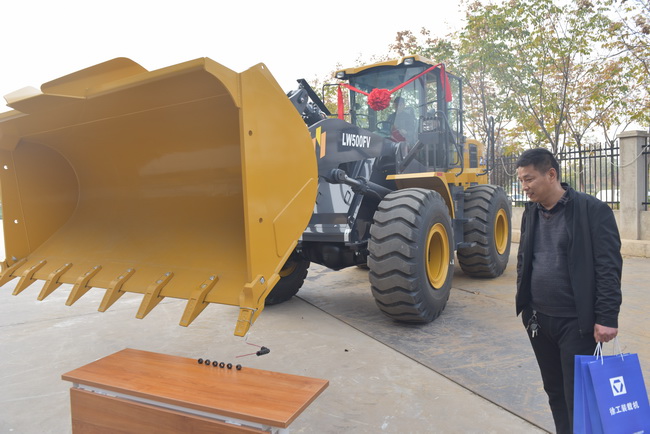 MK网装载机穿螺丝