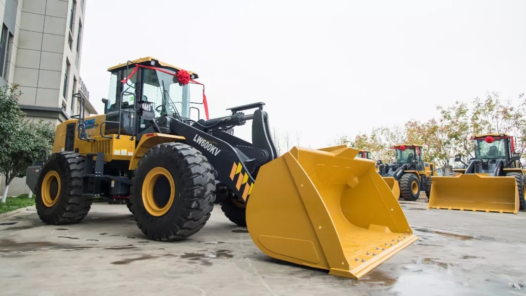 展场上等待客户检阅的MK网大吨位装载机