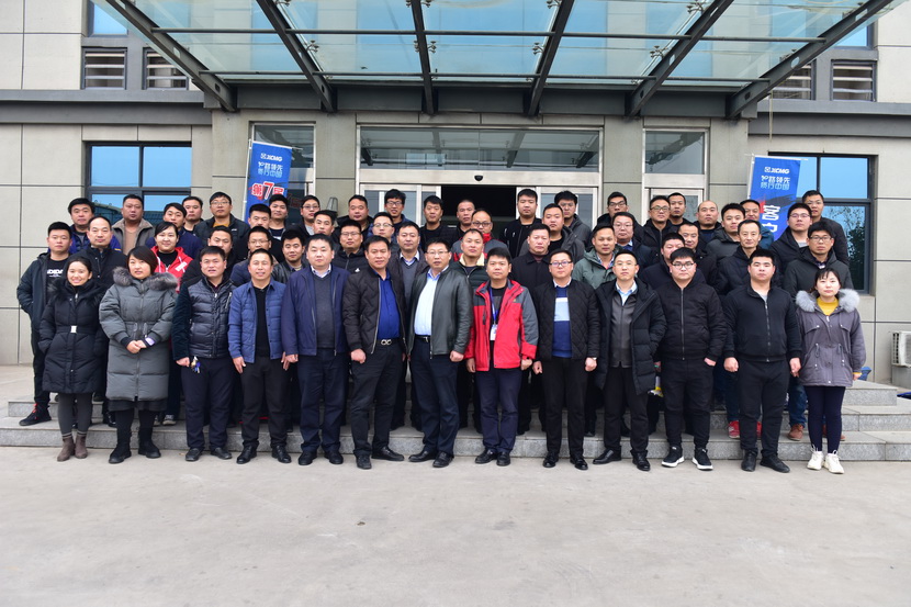 MK网挖掘机销售部合影