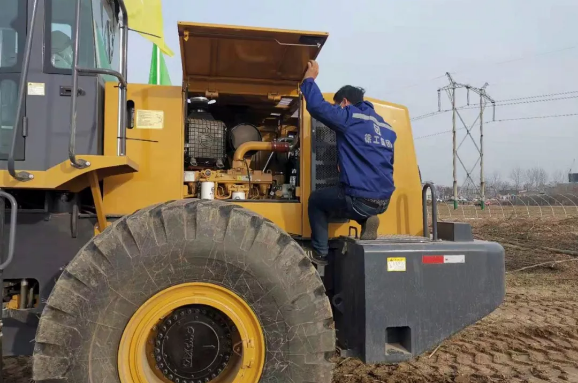 MK网服务人员对设备进行入场前检查保养 MK网服务人员对设备进行入场前检查保养