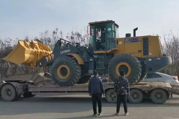 MK网LW600FV装载机登上板车 MK网LW600FV装载机登上板车