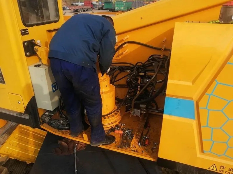 MK网服务工程师陈国强为复工客户提供检查维修设备服务