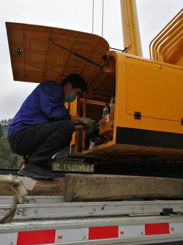 MK网服务工程师为客户提供设备日常检修服务，保障客户及时复工