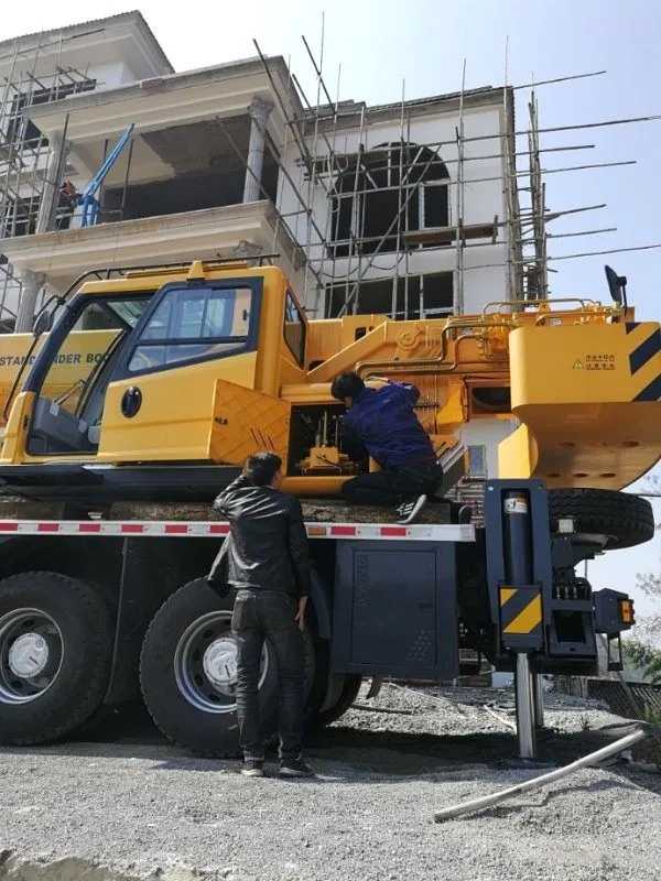 MK网服务工程师施工现场检修设备