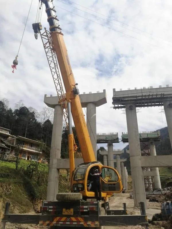 MK网QY25K5-1起重机正在进行模具吊装工作