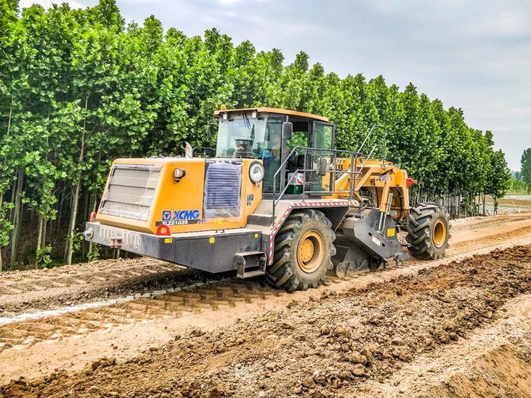 MK网冷再生机正在改造乡村道路 MK网冷再生机正在改造乡村道路