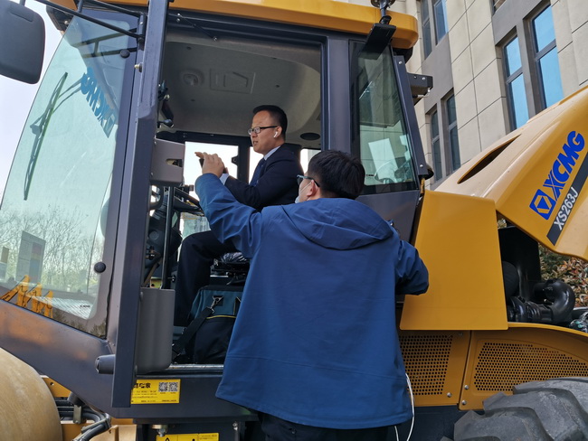 MK网成套道路机械陈主任现场直播