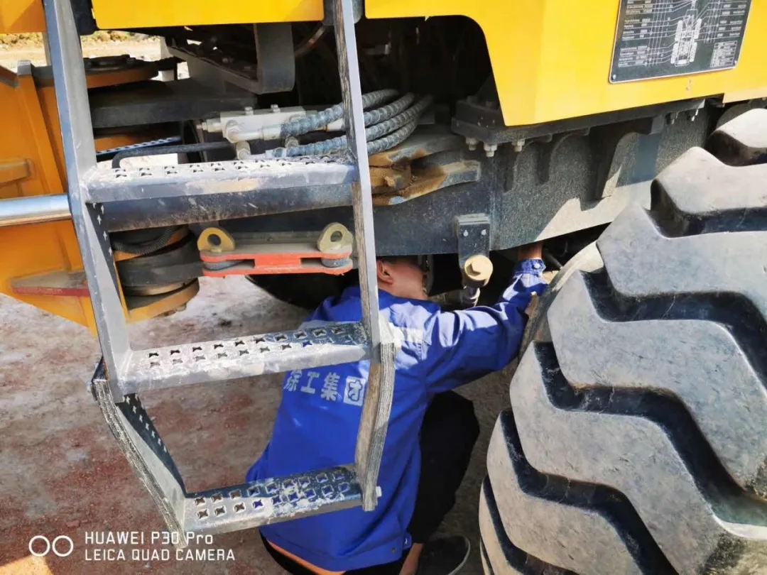 MK网售后服务人员对平地机检修