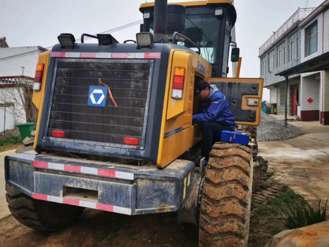MK网售后服务人员对平地机检修