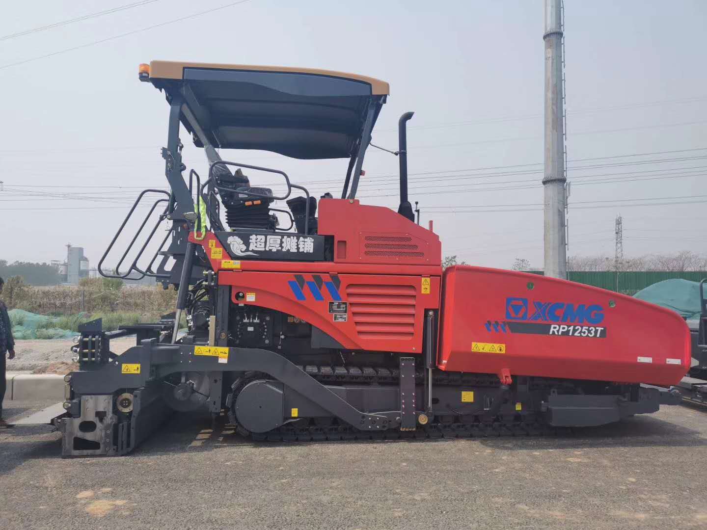 MK网RP1253T中国红摊铺机助力河南公路建设