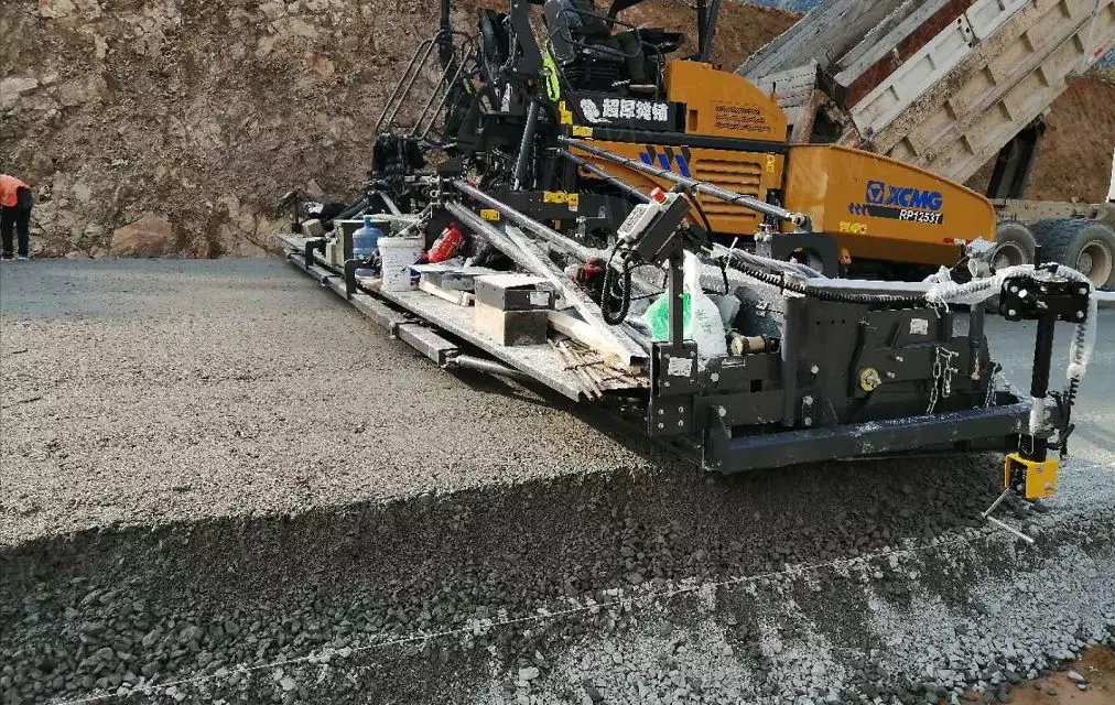 RP1253T摊铺机助力某高速大厚度摊铺 RP1253T摊铺机助力某高速大厚度摊铺