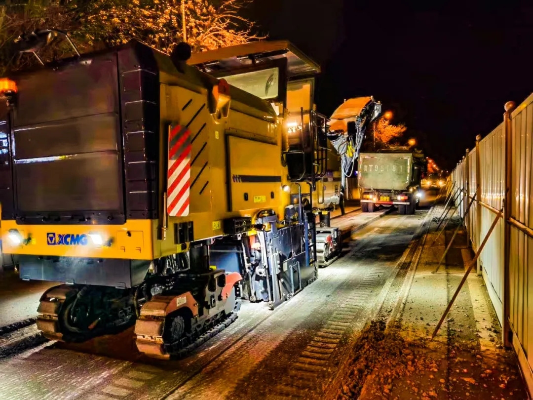 MK网XM200K铣刨机挑灯夜战负责路面开挖 MK网XM200K铣刨机挑灯夜战负责路面开挖