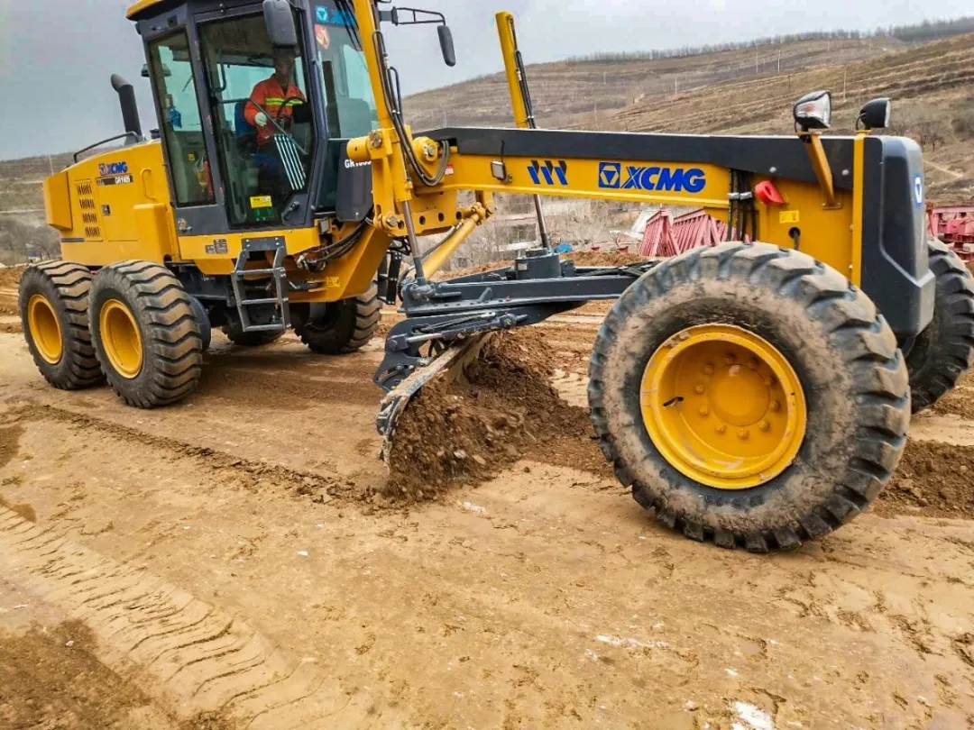 MK网GR1805平地机鏖战通定高速