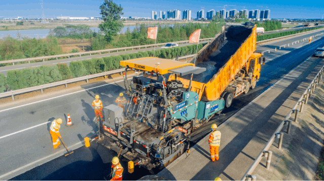 MK网RP903摊铺机助力江西绕城高速乐温段施工