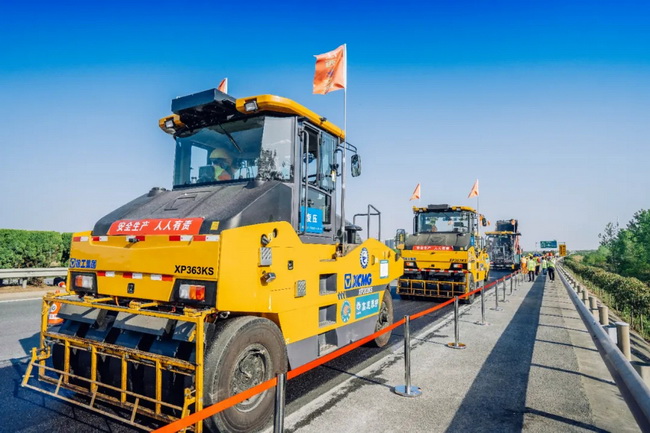 MK网XP363KS轮胎压路机