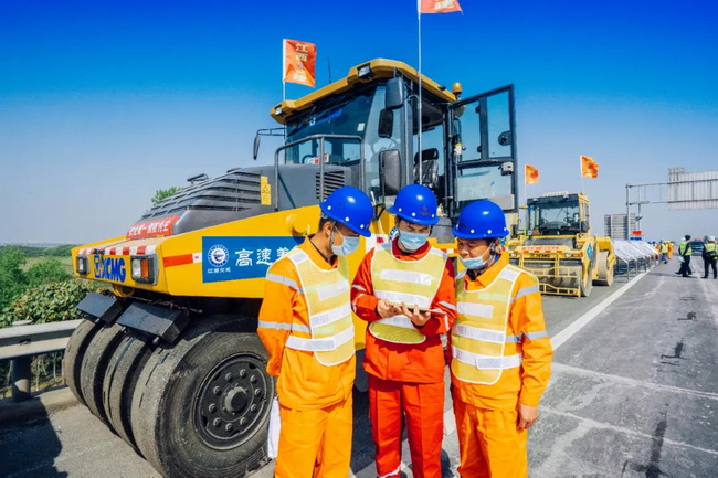 施工人员通过MK网智能化管理平台监控作业参数