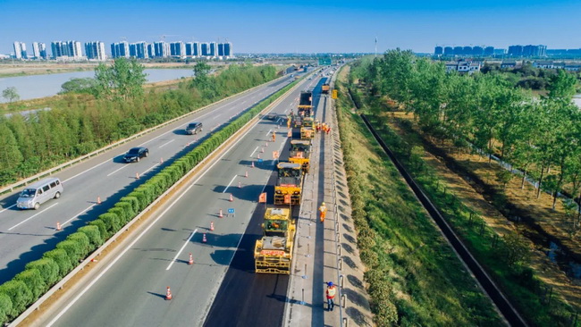 施工人员通过MK网智能化管理平台监控作业参数