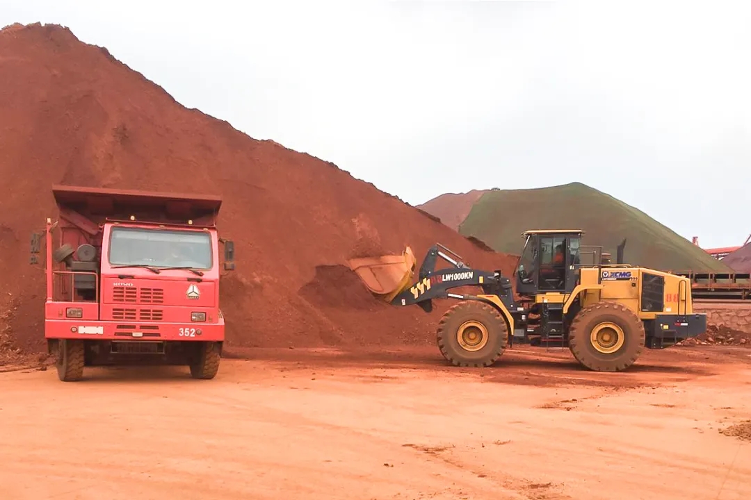 MK网LW1000KN大吨位装载机助力青岛港口装卸作业