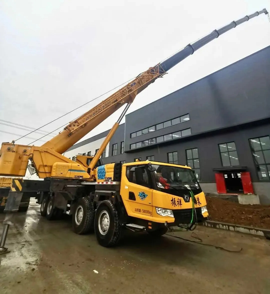 MK网XCT85正在从事风机安装工作