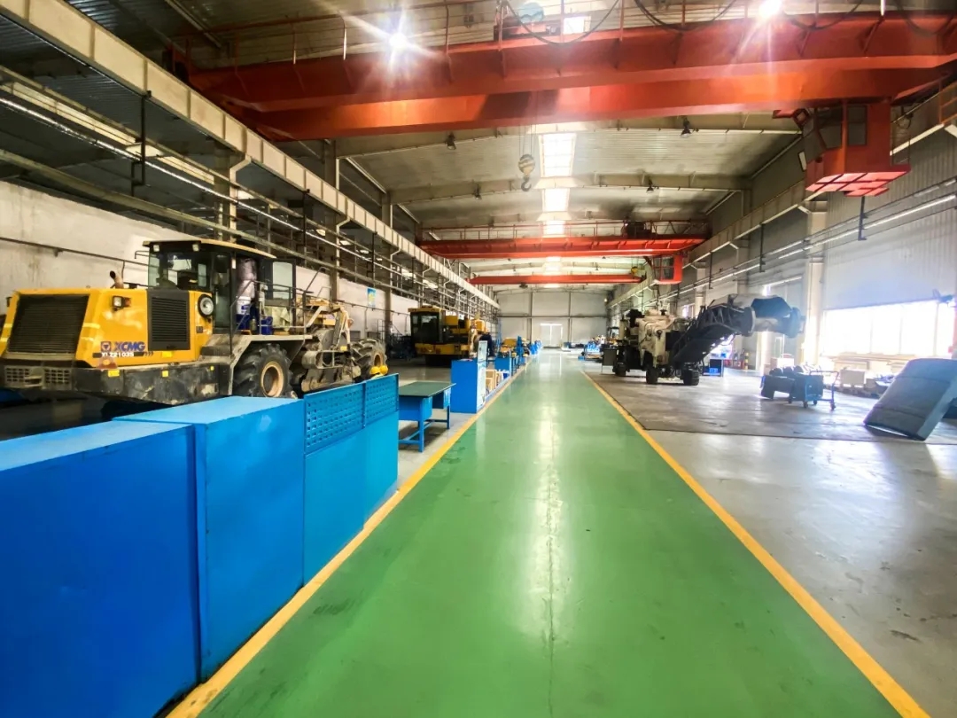 MK网铣刨机再制造车间