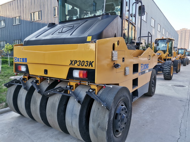 MK网机械整齐排列